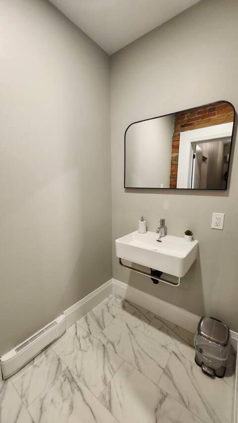 Entire 1 Bedroom Apartment Across From Google - Br5 Kitchener Extérieur photo